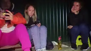 Ночью у костра с друзьями