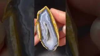 Половинка агатовой миндалины с муаровым эффектом