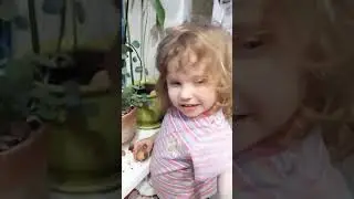 Танечка сажает цветы⚘🌷🌼
