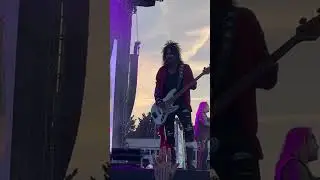 Some stupid from the crowd threw drink on Nikki Sixx 