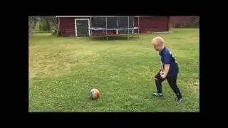 Max som Zlatan tränar fotboll