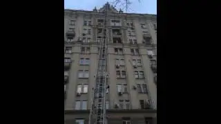 Отбивают лепнину по ул.Николаева,Москва