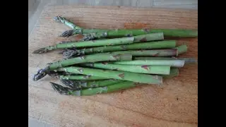 Schnippelboy  ---  Grüner Spargel, Wildkräuter Pesto und Ofen Gemüse