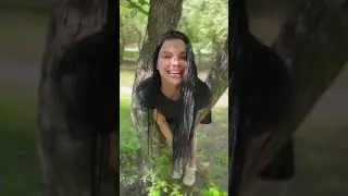 КРАСИВАЯ ДЕВУШКА ЗАСТРЯЛА В ДЕРЕВЕ  