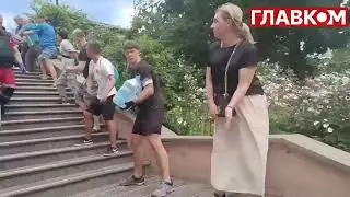 Ланцюг українців передає воду до дитячої лікарні 