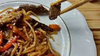 Макароны с говядиной и овощами в азиатском стиле
