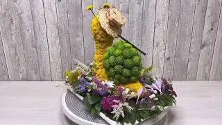 Фигурка улитки из цветов