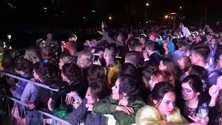 Белорусских раздает воду.