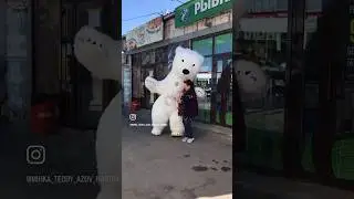 Ого! Как сдувает мишку сильный ветер. 