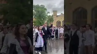 Последний звонок СШ 1 с. Учкекен, танцуют танец 