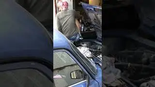 Девочка которая любит свои машинки 
