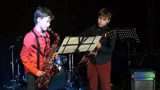 Апананский Элиас саксофон в дуэте с Апананским Леоном, гитара Луис Фонси  Despacito