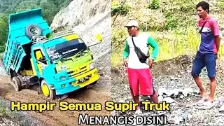 Hampir Semua Yang Melintasi, Truk Selip Di Tanah Lumpur.