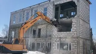 В Раменском начался снос двух незаконных построек