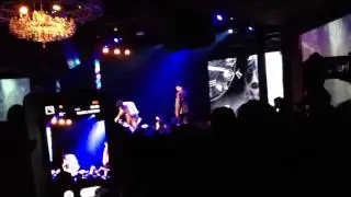 [FANCAM] LEESSANG - Girl Who Can't Break Up, Boy Who Can't Leave @ Singapore Showcase 131130