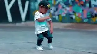 Мальчик танцует
