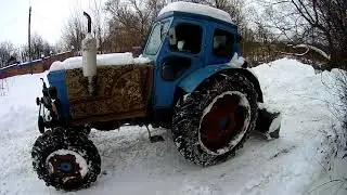Вывоз снега со двора. Трактор буксует, погода +2.