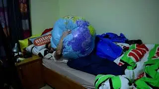 Dem Globus Wasserball die Luft mit ganz viel Liebe herraus lassen