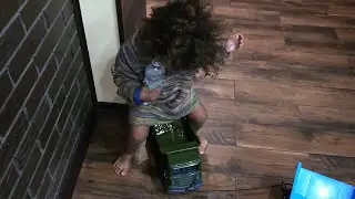 Как приучить ребёнка к горшку😂Учимся писать/Обоссался от смеха.Мальчики писают/написал 