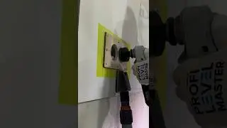 Вырезаю отверстия под розетки с помощью коронки от 