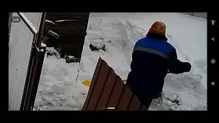 Чистка снега гусеничным минитрактором, без гусениц.