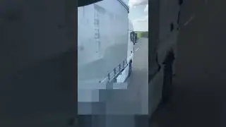 LKW drängt anderen LKW ab