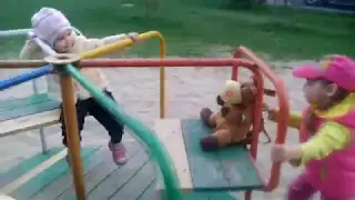 Опасные игры детей. Кто упал с карусели??? Кто бьет бутылки на детской площадке??