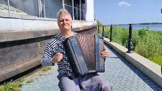 Играет баянист Михаил (баян) "Постой поровоз, не стучите колёса" на баяне во Флотилии 26.06.2023