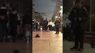 Ереван. Северный проспект. Артем играет машиной.
