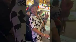 Никогда не упускаю шанс потанцевать.