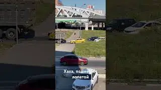 Эффективный производственный процесс ))). Подметает асфальт лопатой . #sorts #юмор #трудяга
