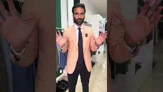 Due modi per indossare l’abito color pesca.