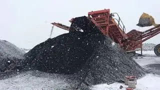Cribando carbón bajo la nieve