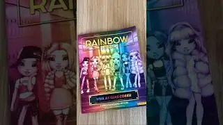 Colando figurinhas no álbum de Rainbow High! 🌈 #RainbowHigh