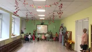 Вход на осенний утренник, в детском саду. Старшая группа