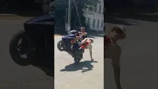 Стант на мопеде 
