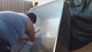 Realizando pintura em armario de ferro