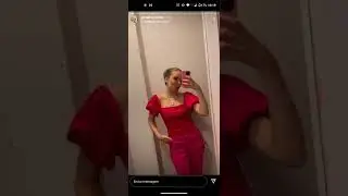 Giovanna Chaves vai jantar e mostra seu biquíni novo.