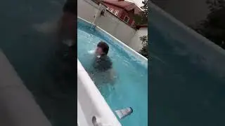 АРТУР МОЕТСЯ В БАССЕЙНЕ😂 