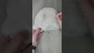Шапка в'язана спицями.
