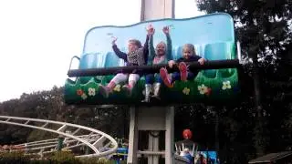 2014 Julianatoren De heen en weer bank, let alleen op benen meisje rechts 😅