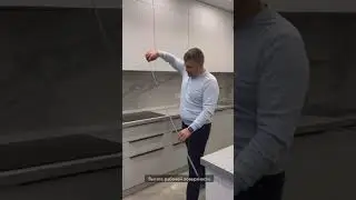 Кухня с барной стойкой с видом на Москва-реку