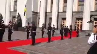 Солдат выронил оружие на инаугурация Порошенко
