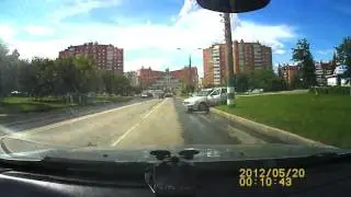 На 50 Лет Октября припаркованная «Приора» скатилась и травмировала водителя