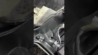 А вы встречали такой герметик в фарах?