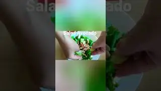 Салат из авокадо с куриным филе и овощами. 