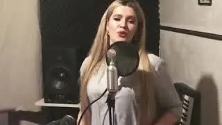 Красивая девушка классно поёт 😍
