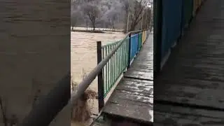 Велика вода пошкодила міст до Невицького замку в Закарпатті. 11.12.2022