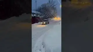 Снегопад во Владивостоке парализовал движение автомобилей.