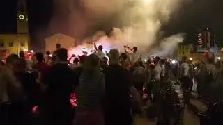Pisa in serie B, città in festa: caroselli, bandiere e fumogeni in centro